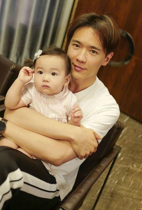 韩小浪和女儿吃瓜图片视频,共享吃瓜时光