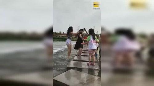 吃瓜姑娘害羞视频